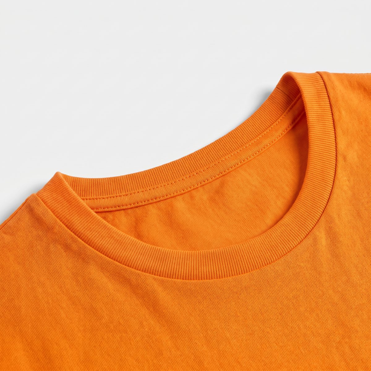 Détail du col rond côtelé 1x1 du t-shirt Danube