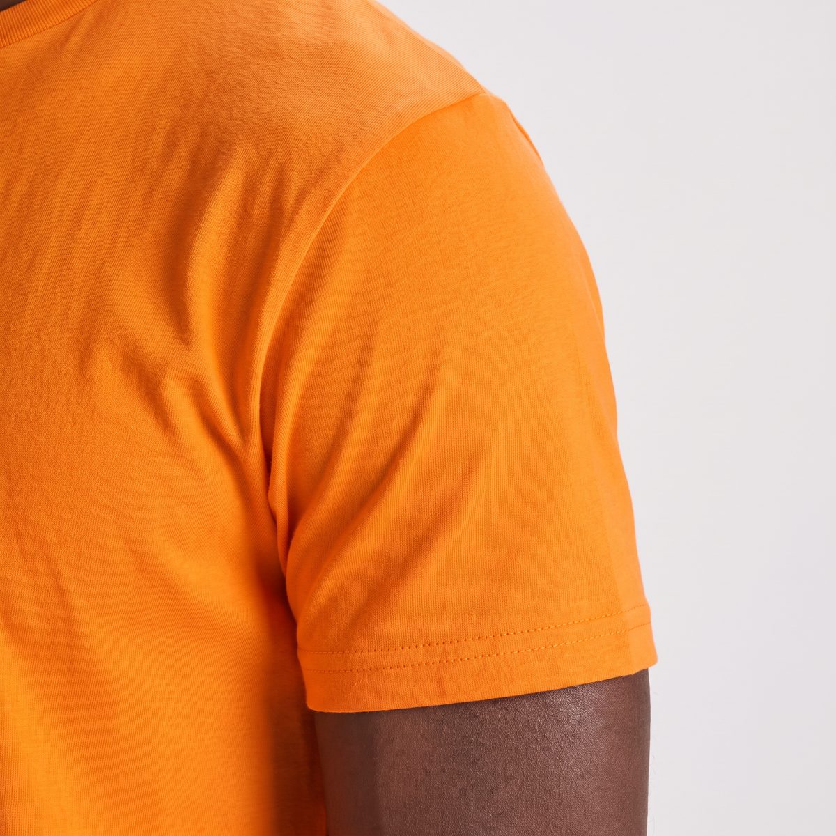 Détail de la manche et de l'ourlet du t-shirt Danube