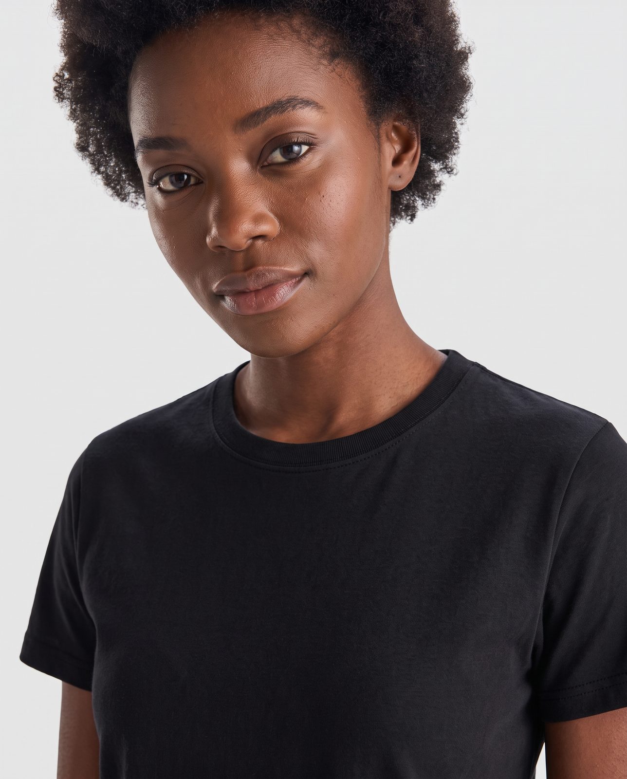Gros plan sur le t-shirt Danube noir porté par une femme